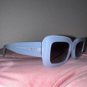DIFF INDY BLUE DUST + SOLID GREY SUNGLASSES